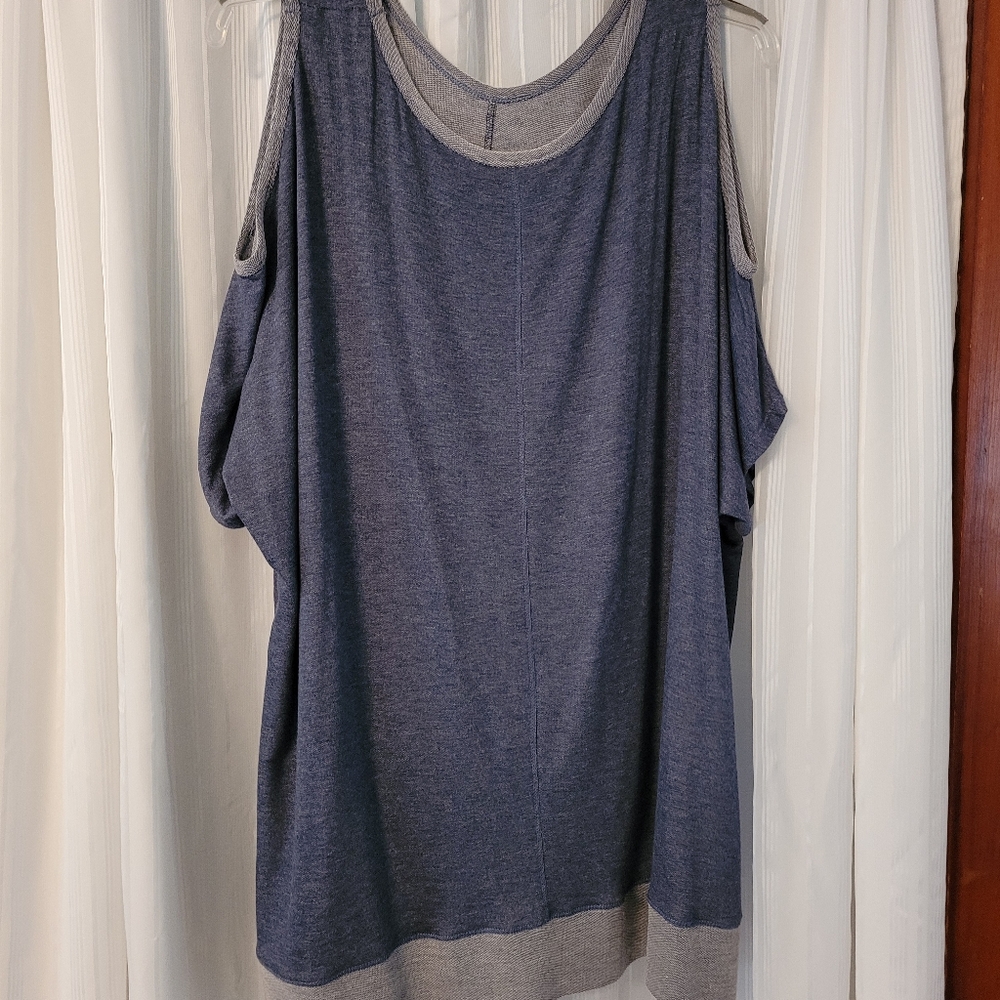 Short sleeve cold shoulder tee